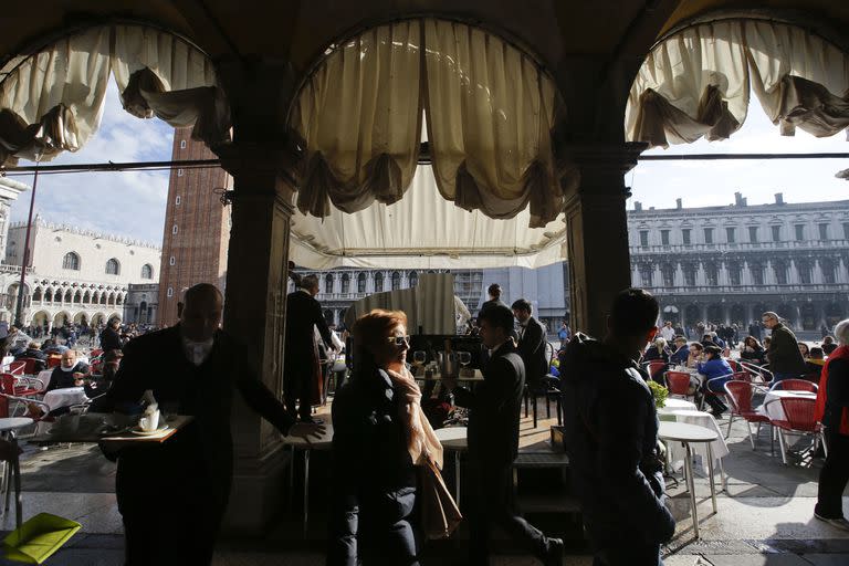 Turistas abarrotan la Plaza de San Marcos en Venecia