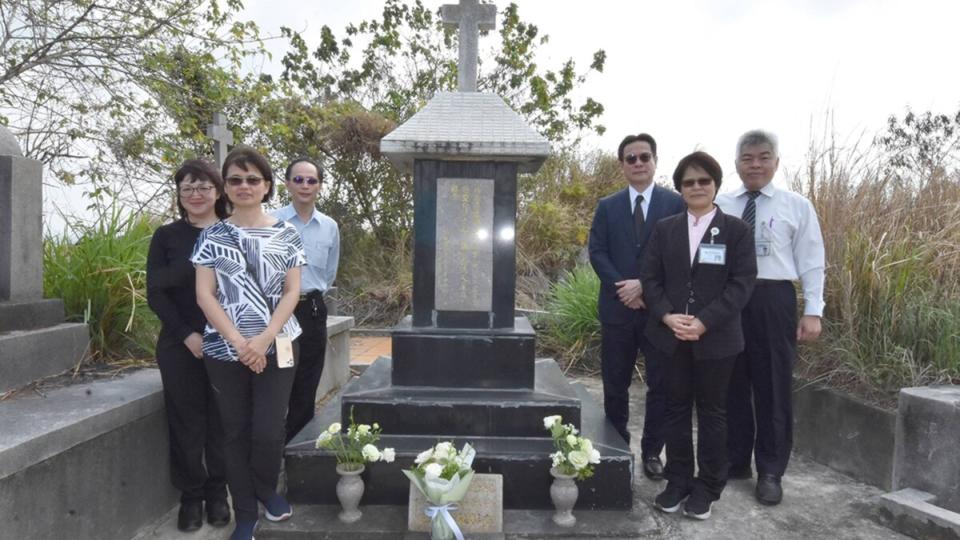 ▲陳穆寬總院長（後排左二）率相關主管前往彰化八卦山掃墓，緬懷百年西方宣教師在台無私奉獻的精神。（彰基醫院提供）