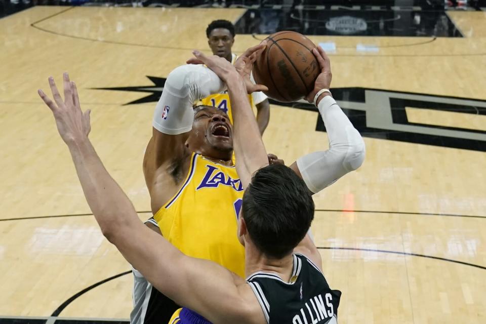 Le gardien des Lakers Russell Westbrook est victime d'une faute de l'attaquant des San Antonio Spurs Zach Collins alors qu'il se dirige vers le panier.