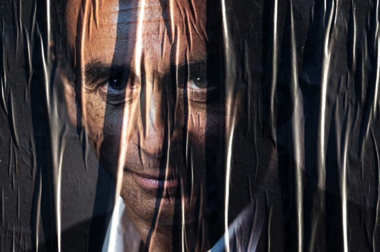 Une affiche plissée du candidat potentiel à la présidentielle de 2022 Eric Zemmour à Willer-sur-Thur, dans le Haut-Rhin, le 9 novembre 2021. - SEBASTIEN BOZON © 2019 AFP