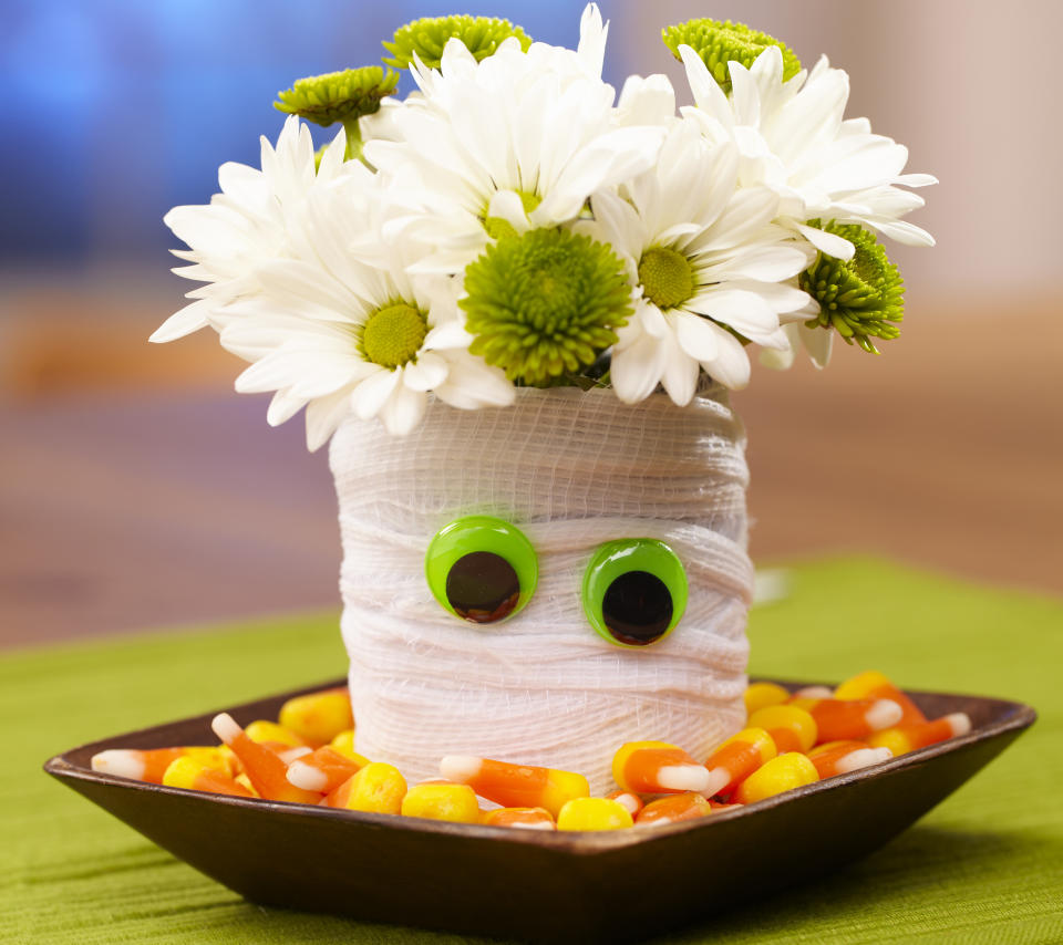 DIY Bouquet: Mini Mummy Bouquet for Halloween on Table