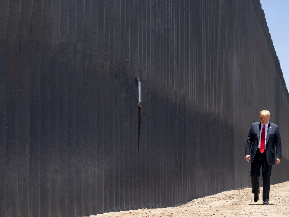 El expresidente Donald Trump en el muro fronterizo durante una conmemoración en San Luis, Arizona, en junio de 2020. Trump tuvo varias conversaciones con asesores y otros miembros de su gestión sobre el combate a los cárteles mexicanos. (Doug Mills/The New York Times)