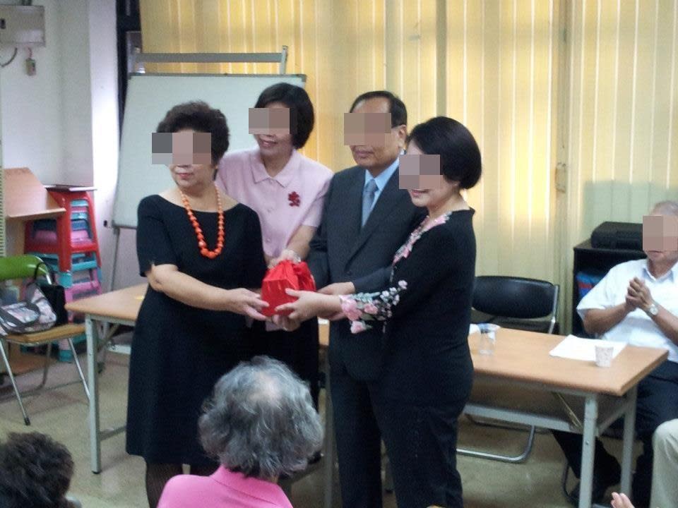 許婦（左1）曾任國民黨台北市婦女會理事長。（翻攝自國民黨台北市第4區黨部臉書）