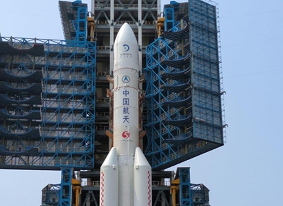 預定搭載大陸登月艇「嫦娥六號」的運載火箭「長征五號」，已經就發射位置。