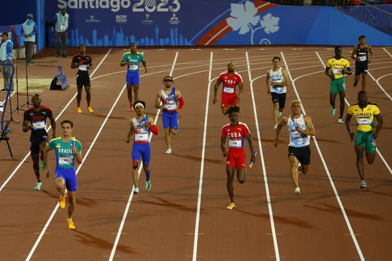 Franco Florio, con el testimonio de la posta 4x100 que ganó Brasil, secundado por Cuba
