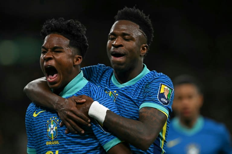 Los futbolistas Endrick (izq.) y Vinicius Jr celebran un gol de Brasil ante Inglaterra en un partido amistoso disputado en Londres el 23 de marzo de 2024 (Ben Stansall)