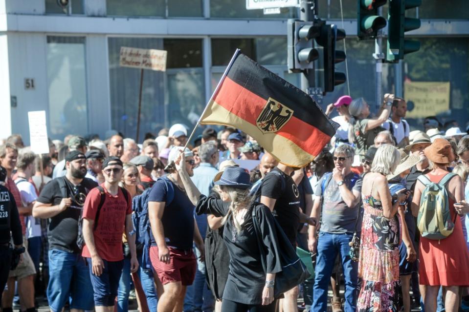 Demonstranten protestieren gegen die Corona-Regeln. Foto: Sergej Glanze / Funke Fotos Services<span class="copyright">Sergej Glanze / FUNKE Foto Services</span>