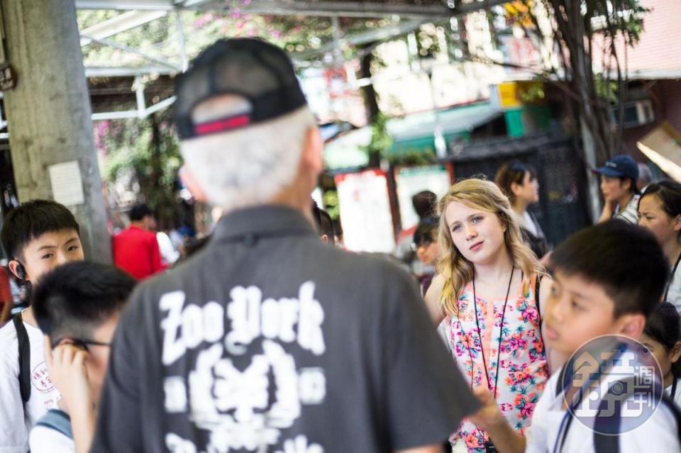 來自加拿大的嘉達，參加芒草心協會陳自強導覽艋舺公園的遊民生態。