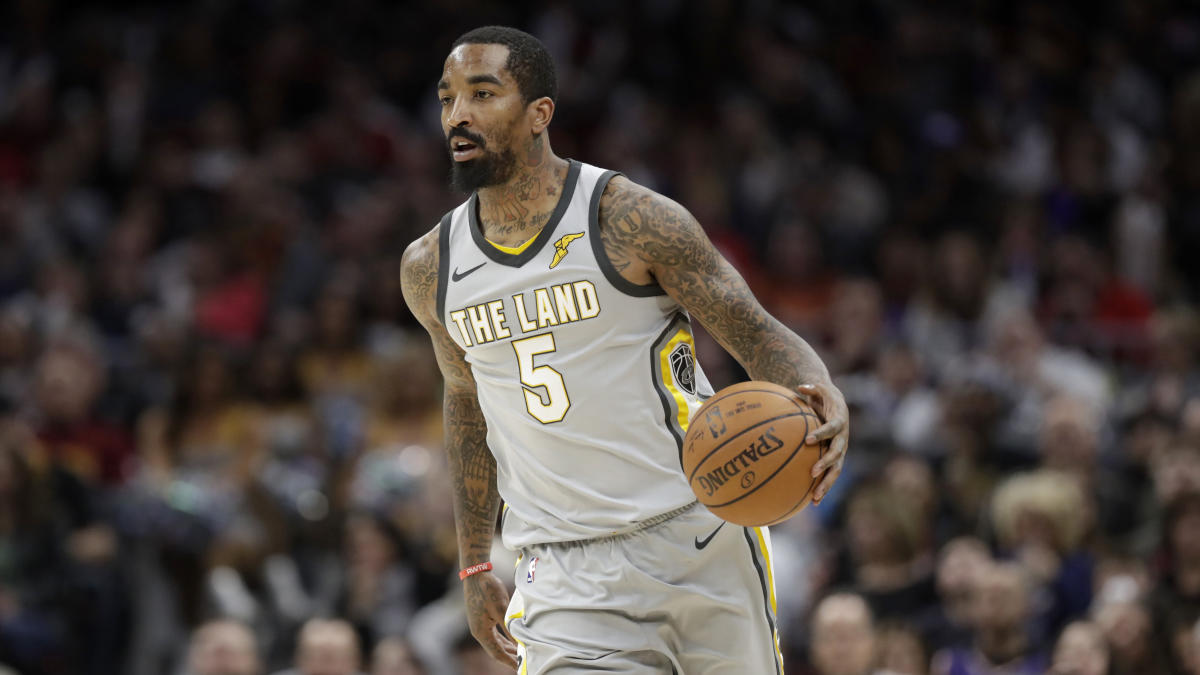 J.R. Smith pretends he's sweeping after Celtics fan heckles him 