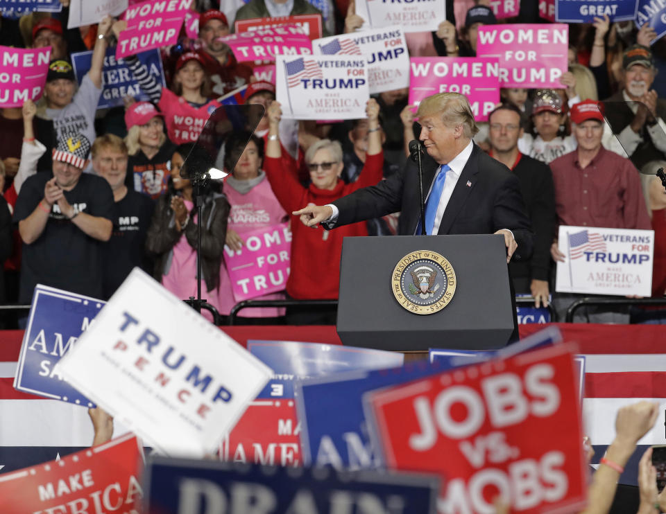 Der US-Präsident inmitten seiner Anhänger bei einer Veranstaltung in Charlotte. (Bild: Steve Apps/Wisconsin State Journal/AP/dpa)