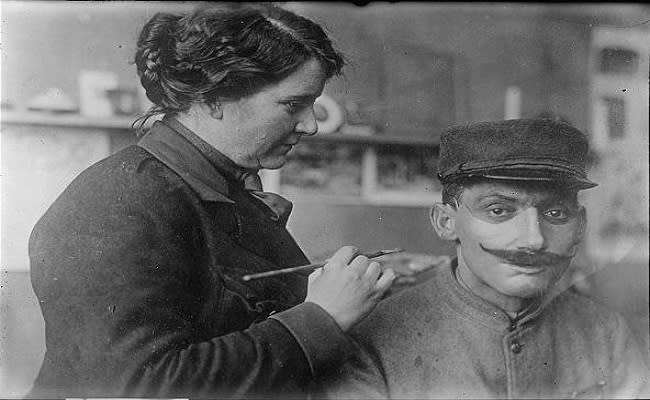 Anna Coleman  dando los últimos retoques a la máscara protésica de un soldado con el rostro desfigurado tras la IGM (imágenes vía Library of Congress)