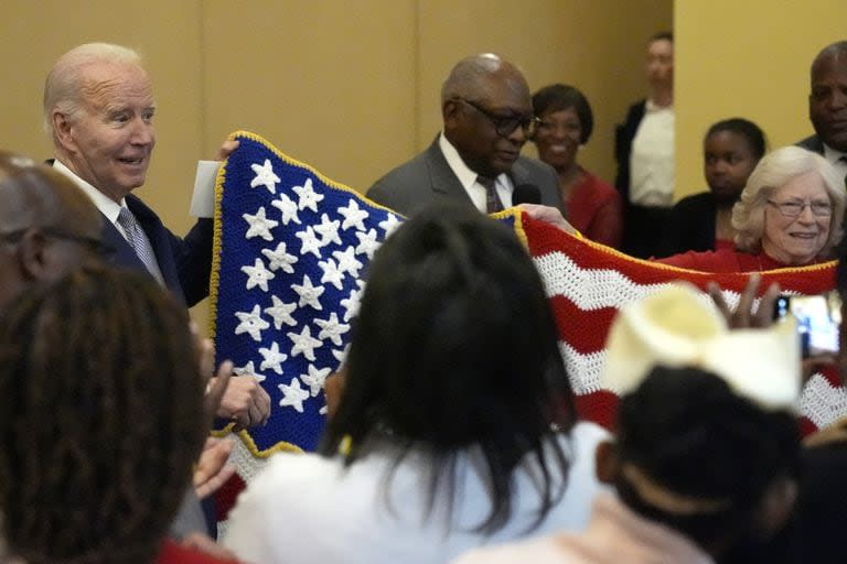 El presidente Joe Biden, sostiene una bandera hecha a mano por un partidario mientras que estos ataques golpean su campaña presidencial (AP Photo/Jacquelyn Martin)