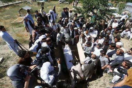 Afghans take part in a burial ceremony of Afghan journalist Zabihullah Tamanna, in Kabul, Afghanistan June 7, 2016.REUTERS/Omar Sobhani