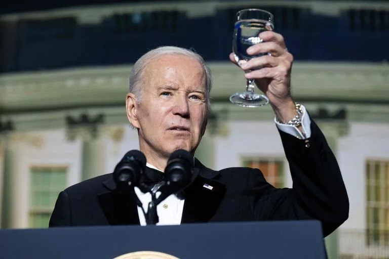 El presidente de los Estados Unidos, Joe Biden, levanta su copa mientras habla durante la cena de la Asociaci&#xf3;n de Corresponsales de la Casa Blanca en el Washington Hilton en Washington, DC, el 29 de abril de 2023