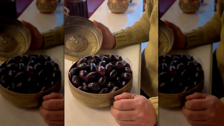 fresh jamuns in bowl