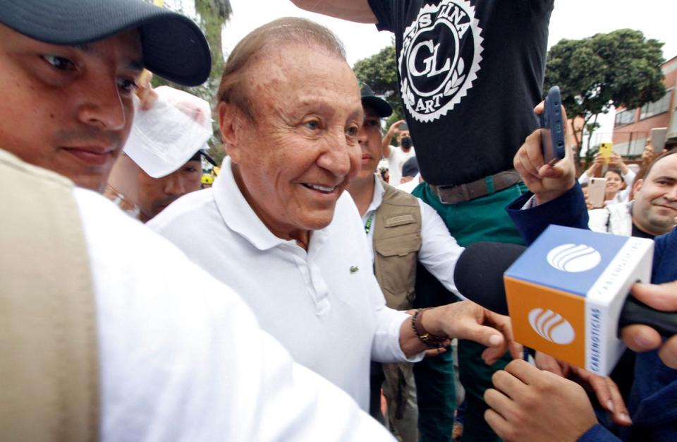 Rodolfo Hernández, como candidato, llega a una casilla de votación para emitir su voto en Bucaramanga (AFP vía Getty Images)