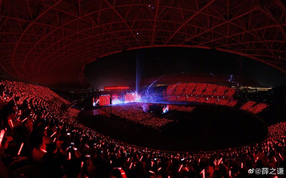 薛之謙在江蘇連雲港的巡迴演唱會，吸引近3萬名觀眾。（圖／翻攝自薛之謙 微博）
