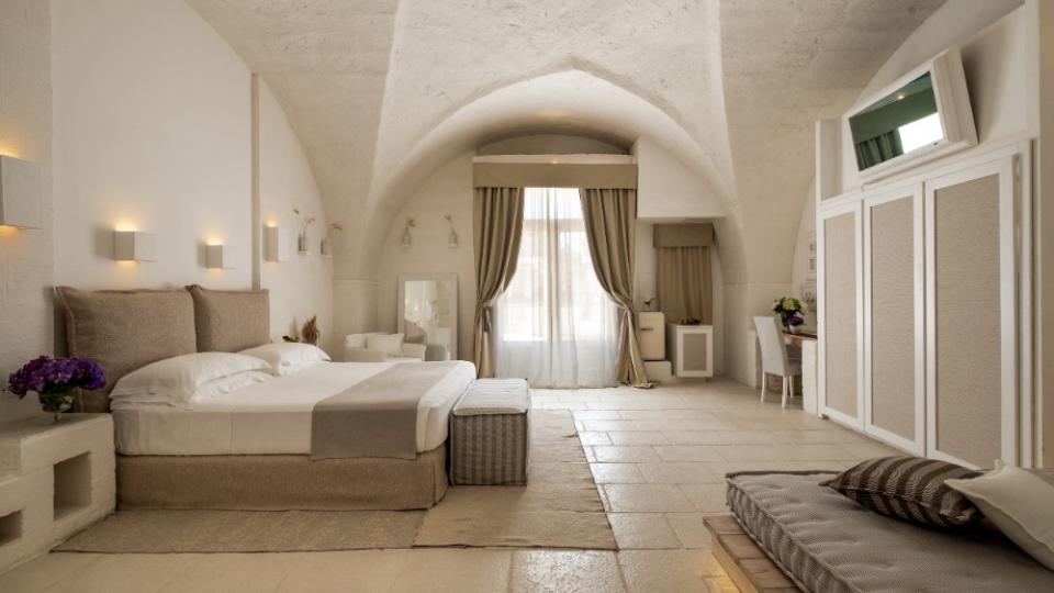 An elegant bedroom - Credit: Baglioni Hotels