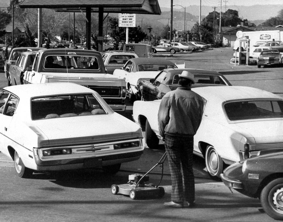 <span class="caption">An image from March 1974 showing long lines at a gas station in California as a result of the oil embargo.</span> <span class="attribution"><a class="link " href="http://www.apimages.com/metadata/Index/Recession-Watch/a2f5775e99684a0299a9819932bd1af6/13/0" rel="nofollow noopener" target="_blank" data-ylk="slk:AP Photo;elm:context_link;itc:0;sec:content-canvas">AP Photo</a></span>