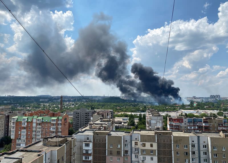 El humo se eleva desde un centro automovilístico tras los recientes bombardeos durante el conflicto entre Ucrania y Rusia en Donetsk, Ucrania