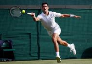 El serbio Novak Djokovic en acción en el partido de tercera ronda en Wimbledon ante el estadounidense Denis Kudla, en el All England Lawn Tennis and Croquet Club, Londres, Inglaterra