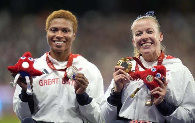 Hannah Cockroft, right, and Kare Adenegan on the podium after the T34 800m final