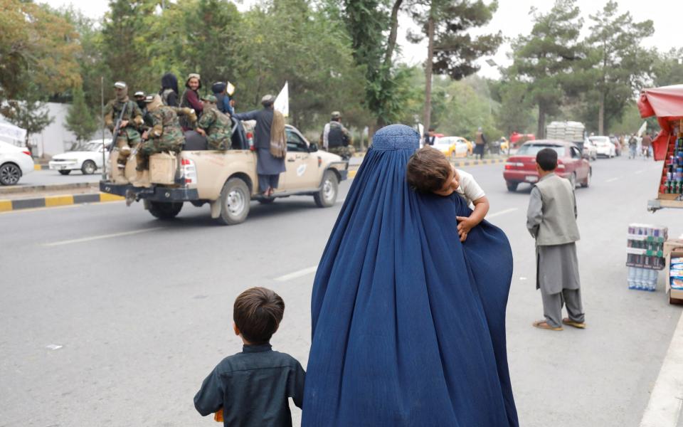 A woman with her children on the streets of Kabul - Ali Khara