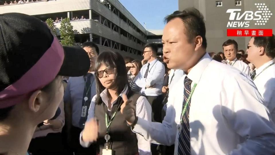 長榮內部員工要求罷工空姐不要擋住總部大門。圖／TVBS