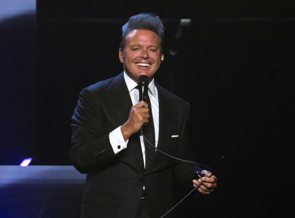 En esta foto del 9 de junio del 2018, el cantante mexicano Luis Miguel da un concierto en el Madison Square Garden en Nueva York. La actual gira de Luis Miguel continúa entre las 20 más lucrativas a nivel mundial, según la lista de Pollstar para la semana del 23 de enero del 2019. (Foto por Charles Sykes/Invision/AP, Archivo)