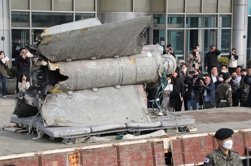 Restos de un misil norcoreano rescatado en aguas surcoreanas que fueron identificados como partes de un misil tierra-aire SA-5 de la era soviética en el Ministerio de Defensa en Seúl, Corea del Sur