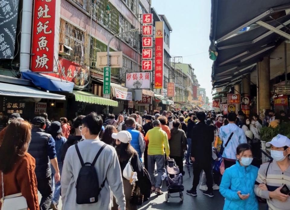 大年初六國華街萬頭鑽動熱鬧滾滾。（記者羅玉如攝）