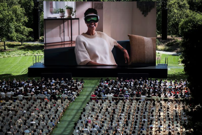 La gente asiste a la conferencia anual de desarrolladores en la sede de Apple en Cupertino, California, EEUU