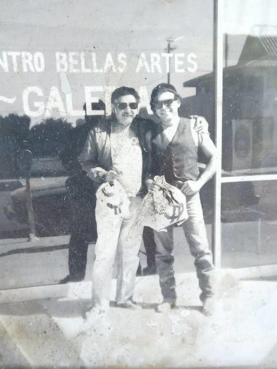 Ernesto Palomino, a la izquierda, y Ezekiel Lee Orona pintaron murales en Fresno y Madera a principios de la década de 1970.