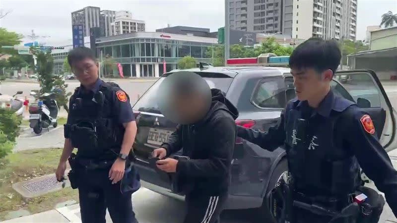 桃園警方在半小時內將打人的莊姓外送員逮捕到案。（圖／警方提供）