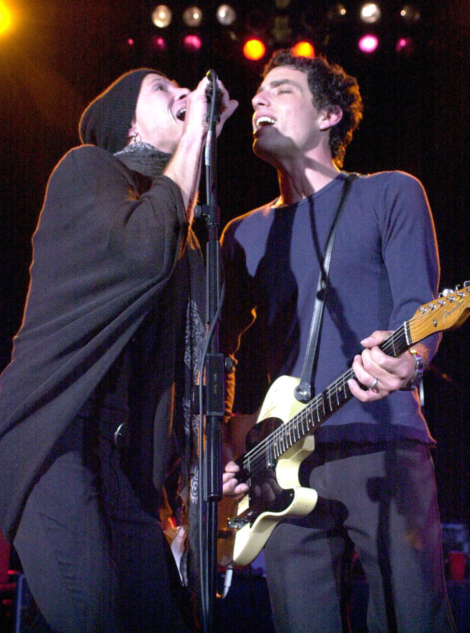 At a 2000 appearance in Atlanta, Weiland shared the mic with Jakob Dylan of the Wallflowers. (Rick Diamond Music Archives)