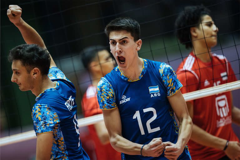 El festejo de Imanol Salazar y de Bruno Forte en el debut con victoria de la Argentina ante Egipto, en el Mundial Sub 19 de voleibol de Irán