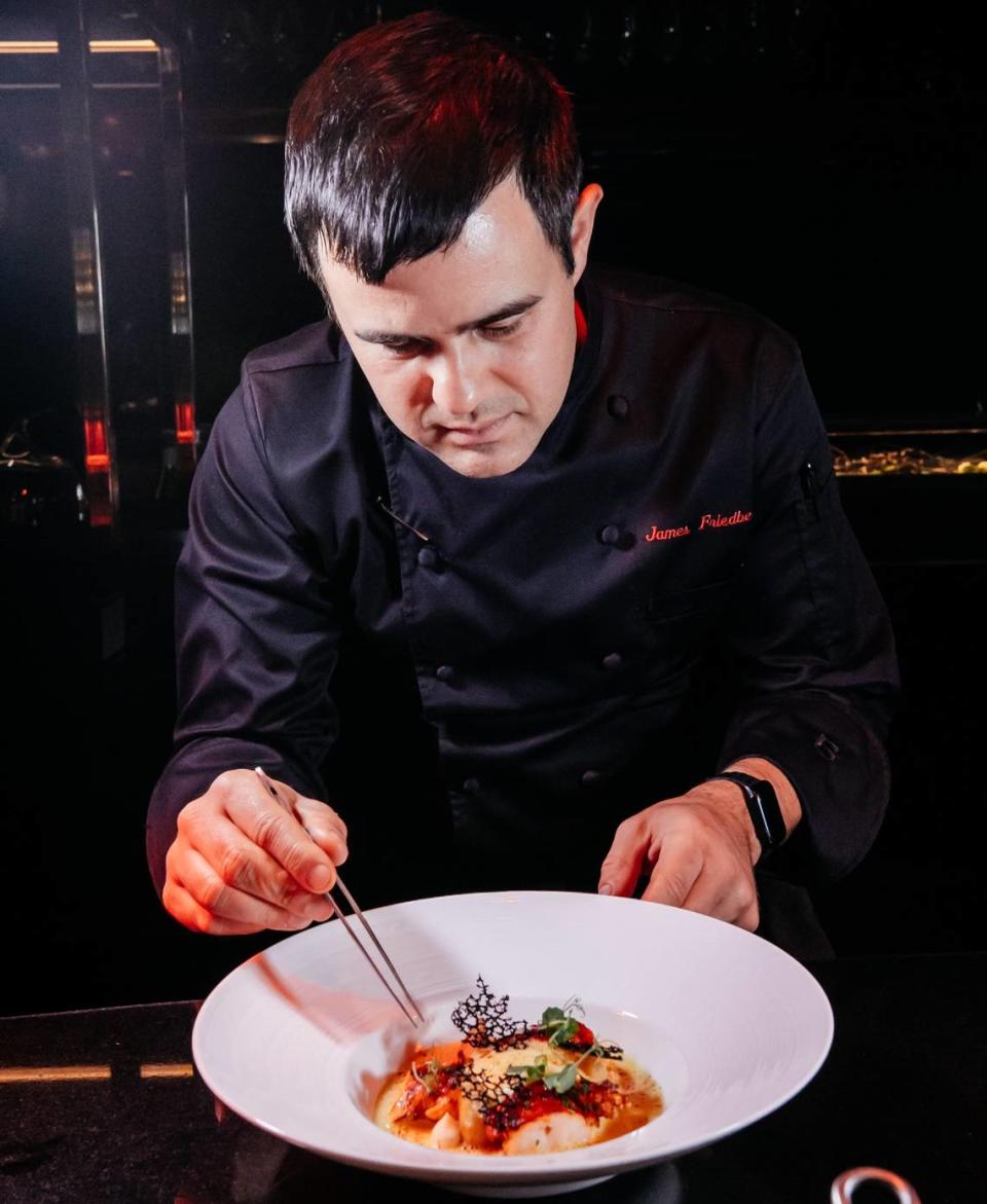 El chef ejecutivo James Friedberg dándole los últimos toques a un plato en L'Atelier du Joel Robuchon en Miami.