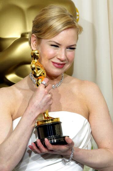 Renee Zellweger poses with her Oscar for Best Supporting Actress during the 76th Annual Academy Awards on February 29, 2004