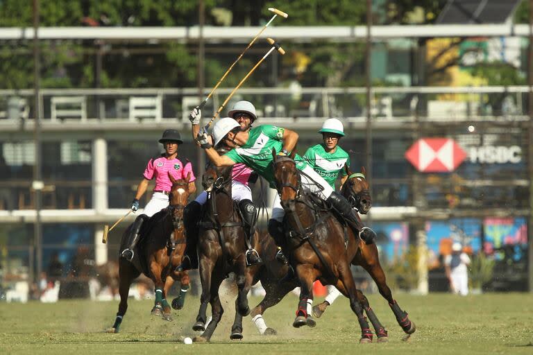 Pablo Mac Donough prepara un backhander delante de Pablo Pieres; atrás, se preparan para darse vuelta Hilario Ulloa y Barto Castagnola.