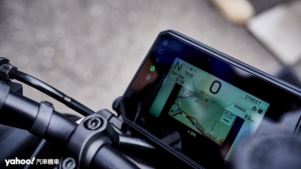 全新5吋TFT液晶儀表不只為MT-09帶來更好的視覺感受，Yamaha Y-Connect豐富的功能也讓車輛日常騎乘更為便利。