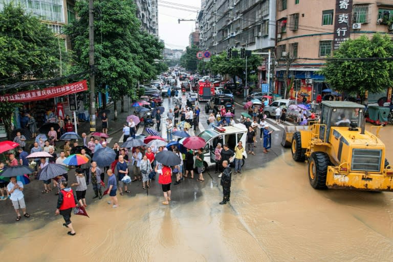 Evacuación de vecinos de Dianjiang, en el suroeste de China, a causa de las lluvias torrenciales el 11 de julio de 2024 (STR)
