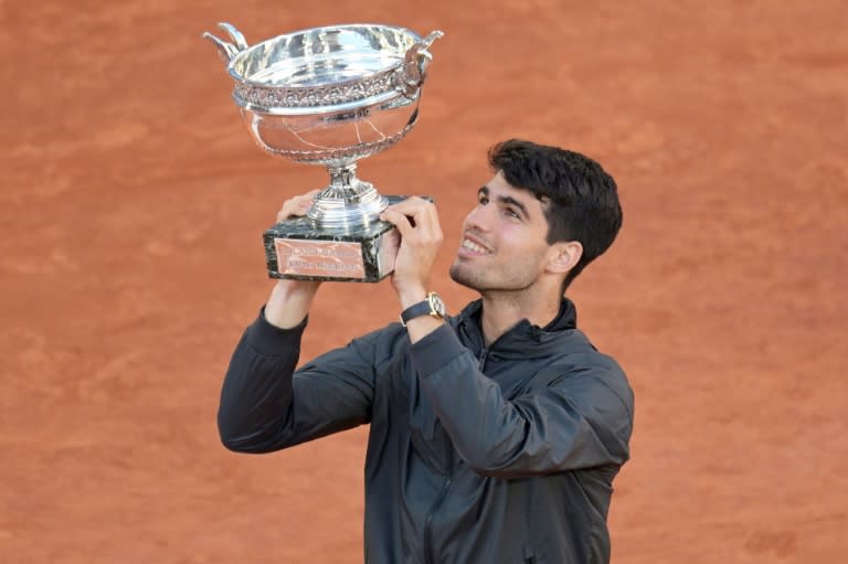 L'Espagnol Carlos Alcaraz avec la coupe des Mousquetaires, trophée récompendant le vainqueur de Roland-Garros, sur le court Philippe-Chatrier le 9 juin 2015 à Paris (Bertrand GUAY)