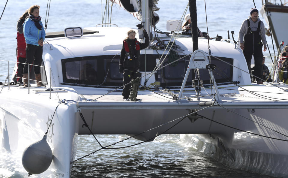 Greta si è spostata via mare perché per scelta non viaggia in aereo, preferendo normalmente mezzi più sostenibili, come in questo caso un catamarano (AP Photo/Pedro Rocha)