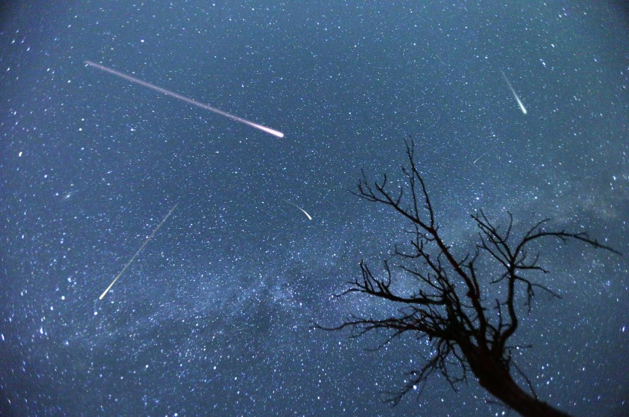 Meteor shower during the 2015 Perseids. <a href="https://www.shutterstock.com/es/image-photo/composite-image-shooting-stars-silhouette-small-316000259" rel="nofollow noopener" target="_blank" data-ylk="slk:Shutterstock / Belish;elm:context_link;itc:0;sec:content-canvas" class="link ">Shutterstock / Belish</a>