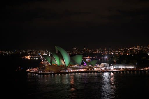 Mit einer in Dunkelheit getauchten Skyline von Sydney hat die weltweite Klimaaktion "Earth Hour" begonnen. Auch in diesem Jahr erwarten die veranstaltenden Umweltschutzverbände, dass hunderte Millionen Menschen um 20.30 Uhr das Licht ausschalten