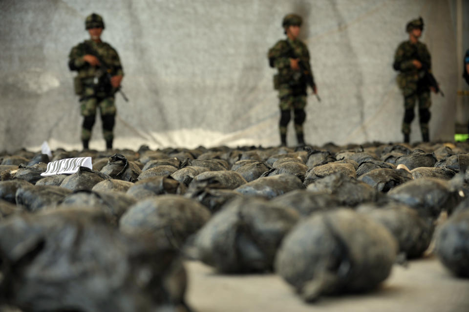El Ejército de Colombia desmanteló un laboratorio de drogas de la guerrilla comunista FARC e incautó 3,9 toneladas de cocaína en una zona rural del departamento (provincia) del Cauca (suroeste), informó este sábado una fuente militar a la AFP. (AFP | Guillermo Legaria)