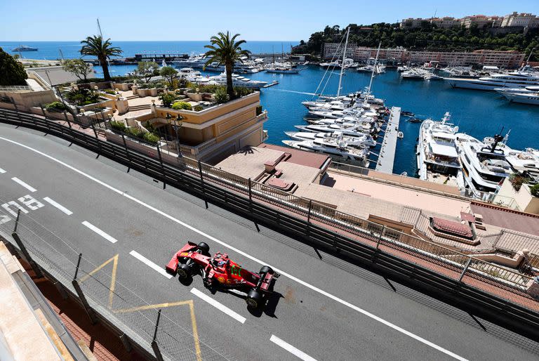 Charles Leclerc conduce su Ferrari en Mónaco, el escenario del gran premio que desborda de glamour en la Fórmula 1; pese a ser local, nunca vio la bandera de cuadros en 