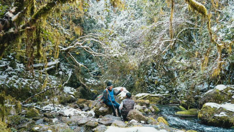 ▲《哈勇家》雪景，陳德清（左）與張祖鈞展現祖孫情。（圖／華映娛樂提供）