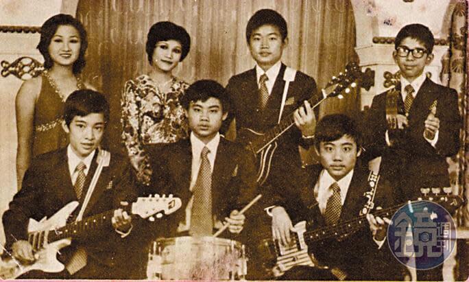 年少時，黃強華（前左）曾與二弟黃文擇（後右2）、三弟黃文耀（前右）組成樂團，到各西餐廳巡演。（黃強華提供）