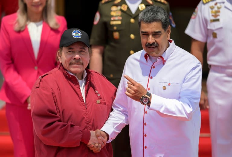 El presidente de Venezuela, Nicolás Maduro (d), y su homólogo de Nicaragua, Daniel Ortega (i), en la entrada del Palacio Presidencial de Miraflores, en Caracas, el 24 de abril de 2024. (JUAN BARRETO)